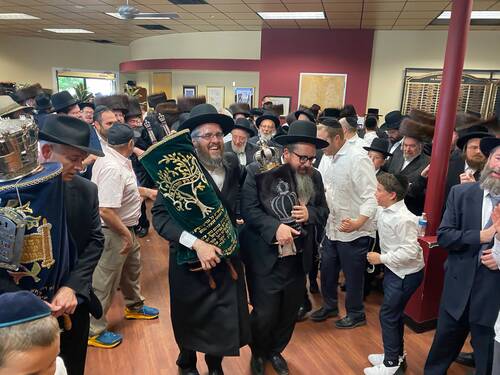 Hachnasas Sefer Torah dancing